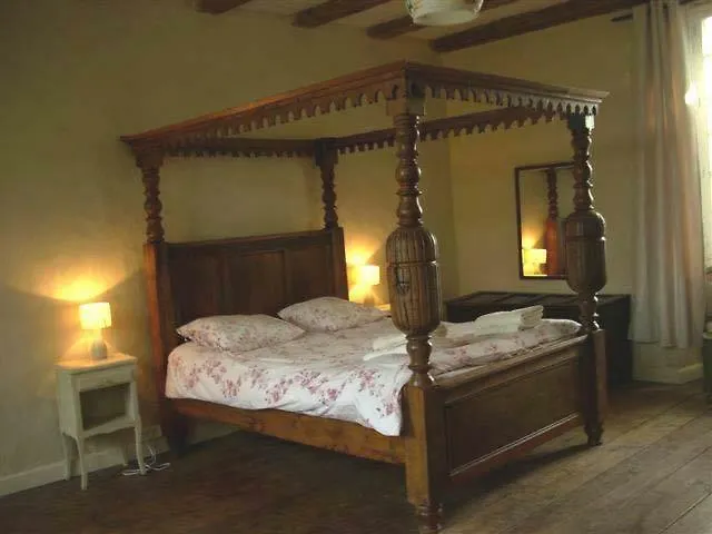 The Mad Hatters Kitchen Caunay